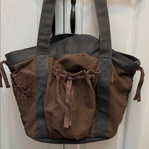 Columbia Embroidered Floral Tote Bag Canvas
Lined and Zipper Closure